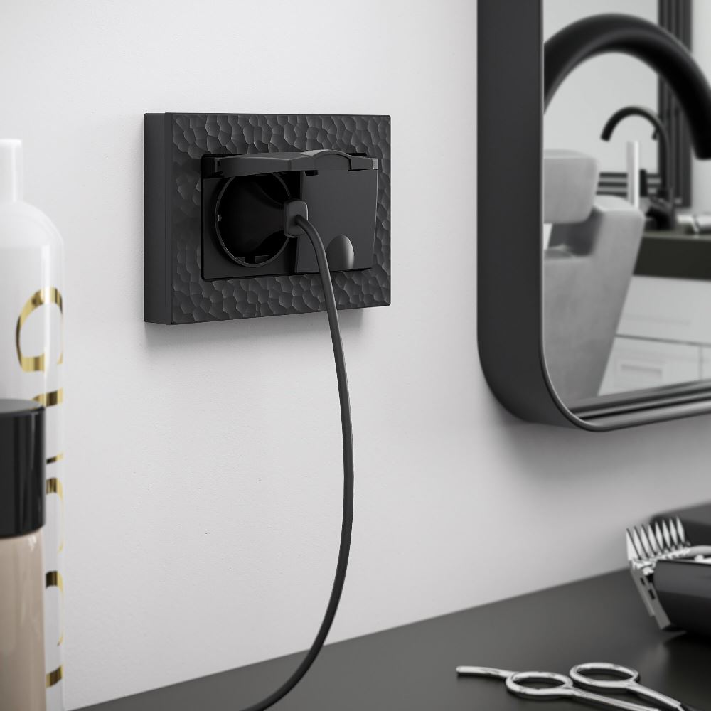 Розетка встраиваемая двойная влагозащищенная Werkel с заземлением, шторками и защитной крышкой Черный матовый W1172208 — изображение 3